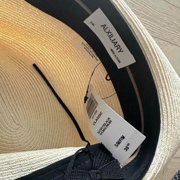 Aritzia hats bundle - Picture 2 of 6